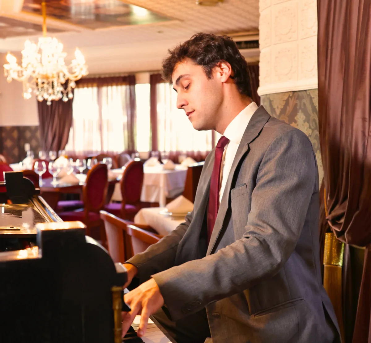 Pianista tocando no salão do restaurante