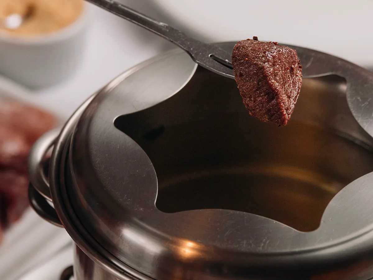 Carne sendo frita na panela de gordura quente