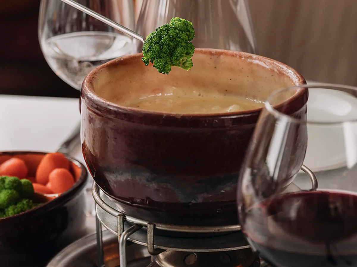 Panela de fondue de queijo servida à mesa